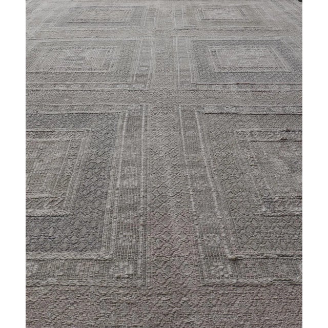 Mid 20th Century Vintage Turkish Embroidered Kilim With Geometric Box Design in Earthy Tones For Sale In Atlanta - Image 6 of 12