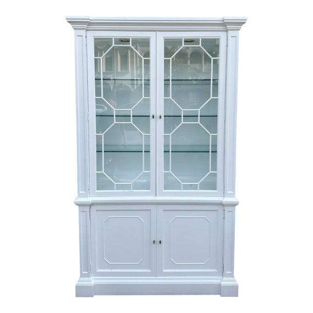 Late 20th Century Hollywood Regency Baker Furniture Co White Lacquer Display Cabinet For Sale