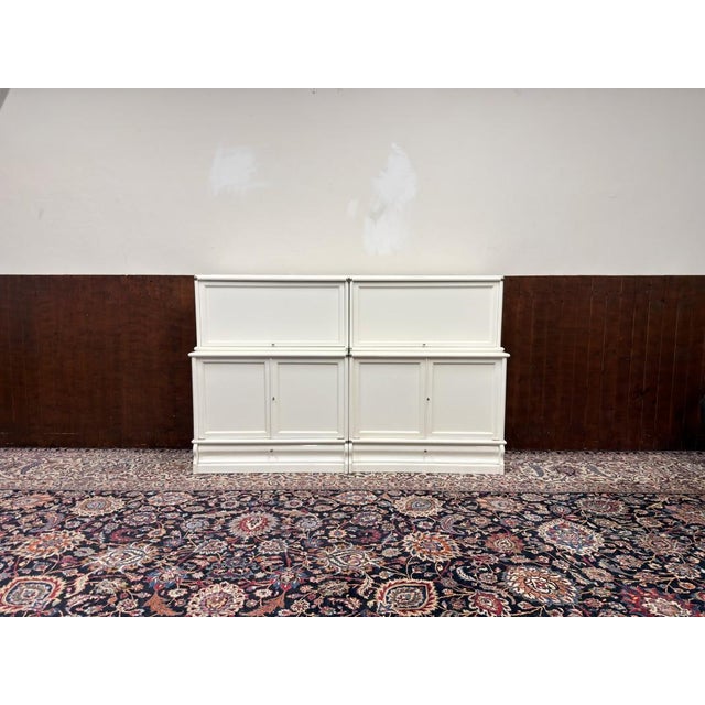Low English White Bookcase from Globe Wernicke, in Very Good conditions. Designed 1920 to 1949 This piece has an...