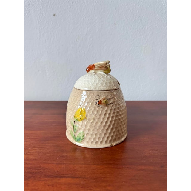 Early 20th Century Vintage Marutomoware Honey Pot – Majolica Hand-Painted Japan Ceramic Beehive With Bee and Floral Detail For Sale - Image 5 of 12