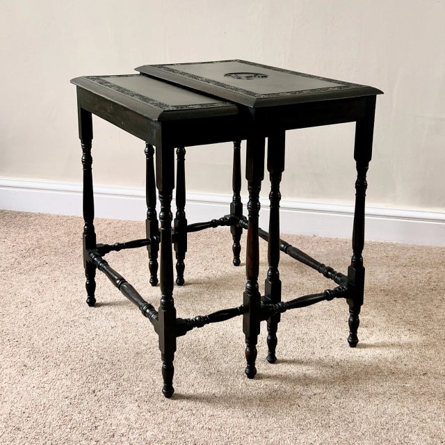 English Late Victorian Dyed and Carved Walnut Nesting Tables with Ivy Borders and Stag Emblem, 1890s, Set of 2 For Sale - Image 4 of 18