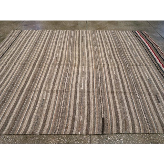 Galerie Shabab Collection Mid-20th Century Handmade Turkish Flatweave Kilim Room Size Carpet For Sale - Image 4 of 8