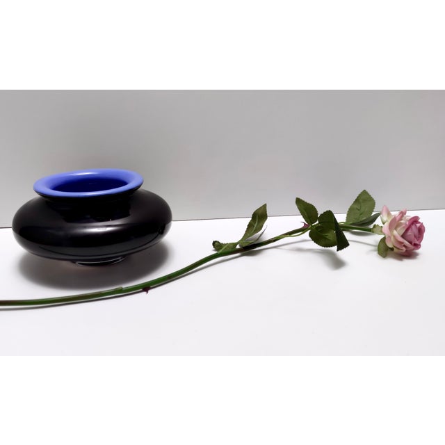 Postmodern Vintage Iridescent Black and Cornflower Blue Cased Glass Vase, Italy, 1980s For Sale - Image 3 of 12