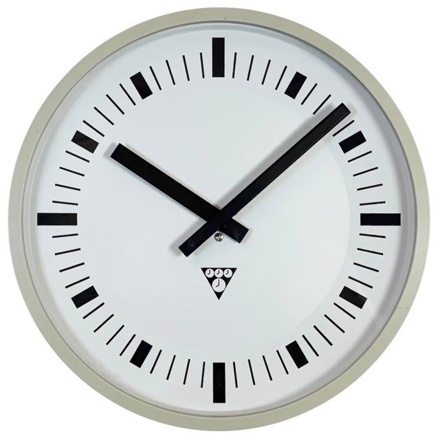Industrial Grey Bakelite Wall Clock from Pragotron, 1970s For Sale - Image 16 of 16