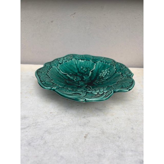 Late 19th Century 19th Century English Green Majolica Strawberry Platter For Sale - Image 5 of 7