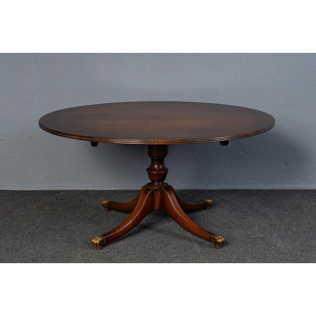 Coffee table Epoch & style: English style - second half of the 20th century Features - elegant and practical furniture...