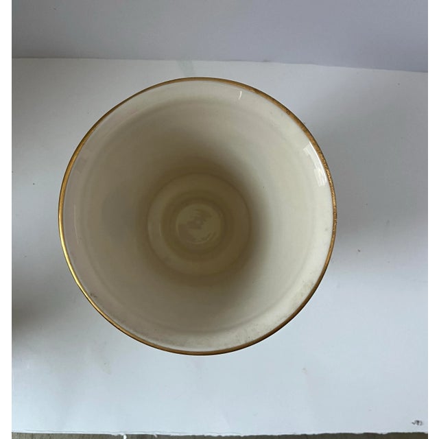 Neoclassical Lenox Ivory Porcelain Neoclassical Cachepot Urn With Shell Motif – Made in Usa For Sale - Image 3 of 4