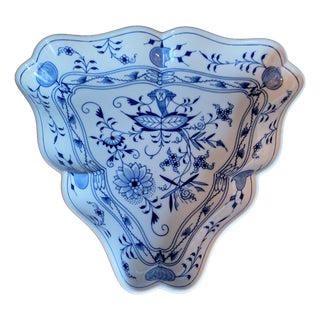 Vintage Triangular Zwiebelmuster Serving Bowl from Meissen, 1970s For Sale