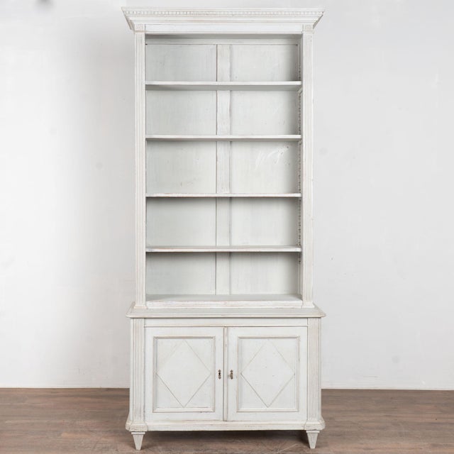 Gustavian (Swedish) 19th Century Swedish Gray Painted Pine Bookcase Display Cabinet For Sale - Image 3 of 10