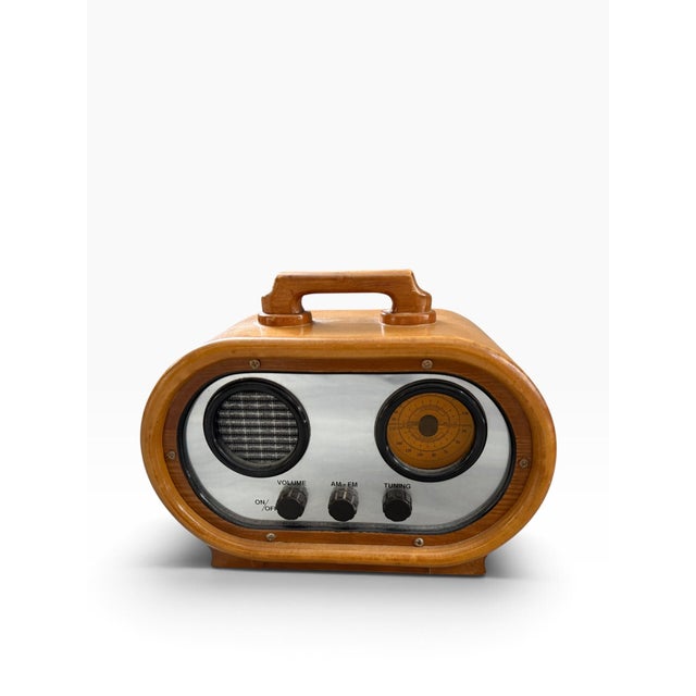 Vintage 1998 Daklin Wood-Style AM/FM Tabletop Radio, Model 49103 Charming vintage Daklin tabletop radio featuring a warm...