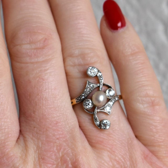 A magnificent witness to the French Art Nouveau era (circa 1910). This antique ring is crafted in 18k yellow gold and...