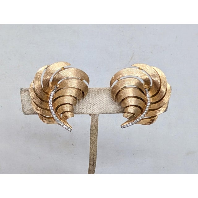 Trifari Vintage 1960 Signed Crown Trifari Goldtone Clear Rhinestone Feather Ad Piece Clip Earrings-2 Pieces For Sale - Image 4 of 8