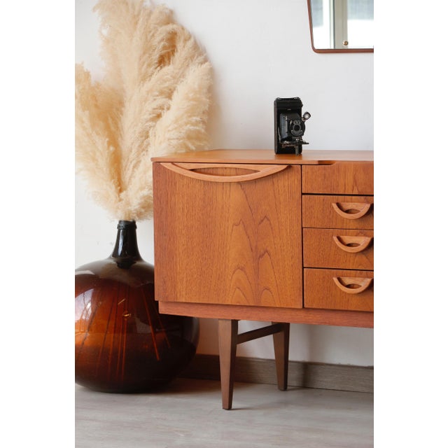 Beautility Vintage Sideboard: The Elegance of 1960s British Design Discover this iconic piece of Mid-Century design: a...