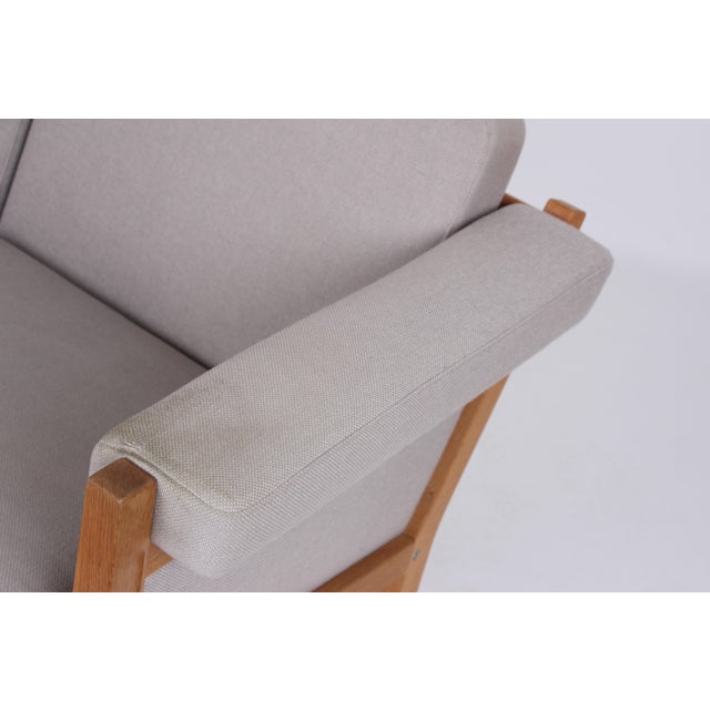 Vintage Sofa in Oak and Wool Fabric by Hans J. Wegner for Getama, 1970s For Sale - Image 4 of 14