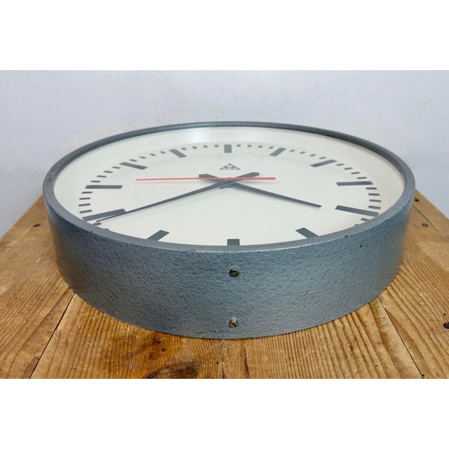 Large Industrial Grey Factory Wall Clock from Pragotron, 1960s For Sale - Image 13 of 17