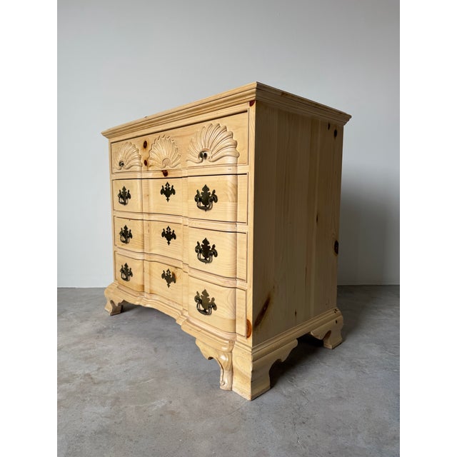 French Provincial Vintage Link-Taylor Pine Block-Front 4-Drawer Bachelor’s Chest For Sale - Image 3 of 12