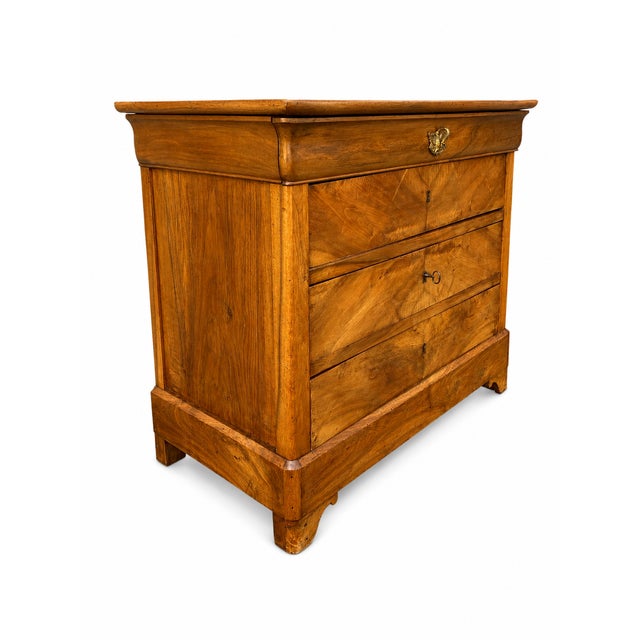 19th-century walnut chest of drawers in the Louis Philippe style. Louis Philippe (19th century) Solid walnut 4 drawers...