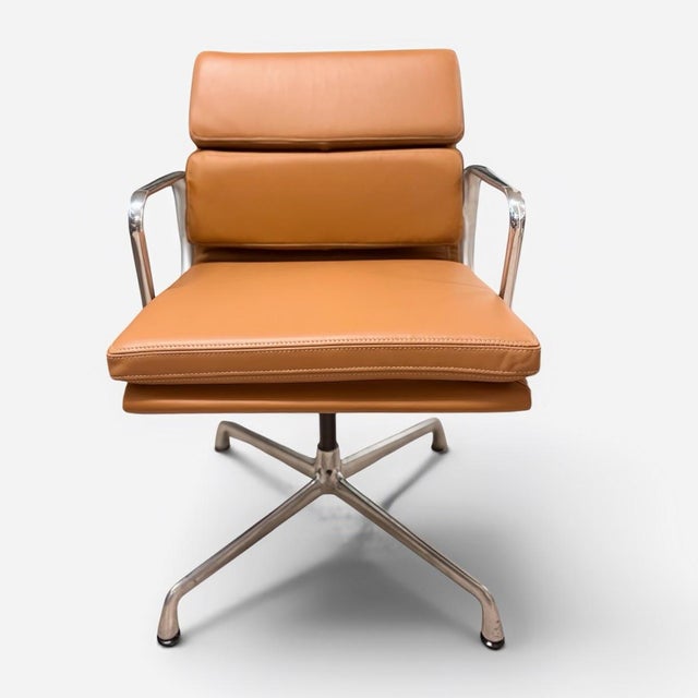 Mid-Century Modern Late 20th Century Eames Aluminum Group Side Chair With Arms by Herman Miller – Brown Leather For Sale - Image 3 of 9
