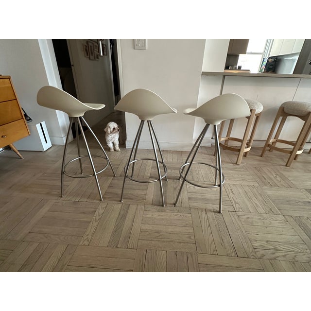 With a wave-like seat that mimics the curves of the human form and hugs your lower back, the Onda Stool delivers lumbar...