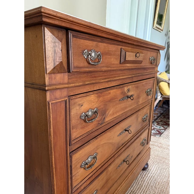 Louis Philippe Commode in Walnut and White-Grey Marble, 19th Century For Sale - Image 4 of 18
