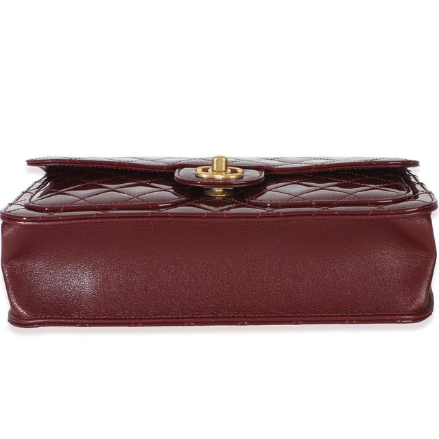 1950s 25B Burgundy Quilted Patent Double Pocket Flap Bag For Sale - Image 5 of 9