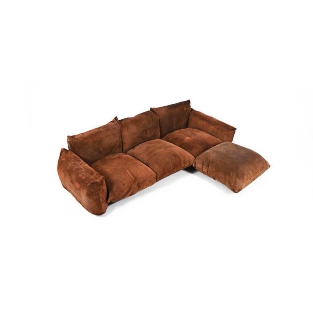 Canapé avec ottoman en daim brun de mario marenco. Modèle: marenco. Dimensions canapé: h:63 cm l: 238 cm d: 109 cm....