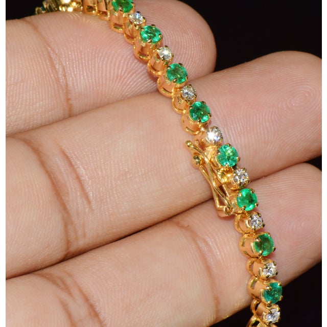 Metal Late 20th Century Certified Natural 4.90Cts vs F Diamond Emerald 18k Solid Gold Tennis Bracelet For Sale - Image 7 of 16
