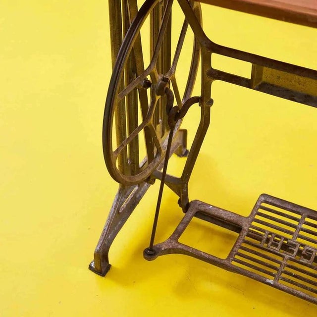 Vintage Sewing Machine from Singer For Sale - Image 4 of 6