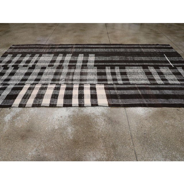 Galerie Shabab Collection Mid-20th Century Handmade Turkish Flatweave Kilim Long Room Size Carpet For Sale - Image 4 of 8