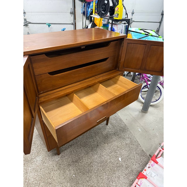 1970s Merton L. Gershun for American of Martinsville Mid-Century Modern Walnut 5 Drawer Dresser For Sale - Image 5 of 7