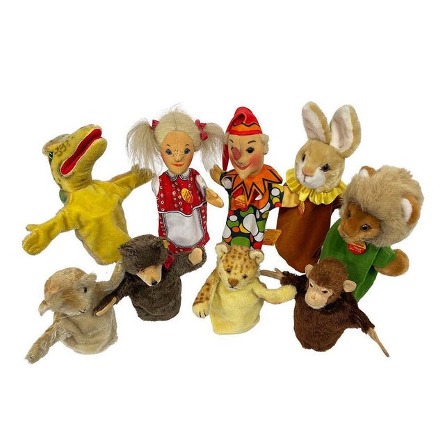A lovely collection of hand puppets from various periods. There are nine pieces, all used but in good condition. Steiff,...