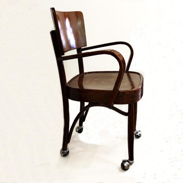 The arms and beech armchair with wheels can grant the Company Thonet.