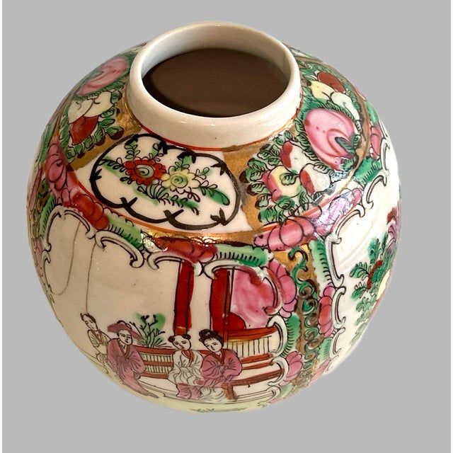 1950s Famille Rose / Rose Medallion Chinese Vase For Sale - Image 4 of 10
