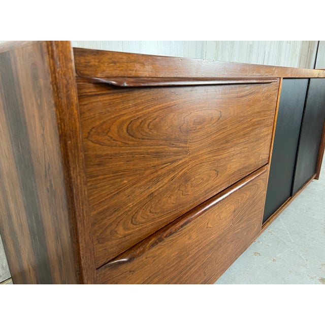 1970s Danish Modern Rosewood Credenza For Sale - Image 5 of 13