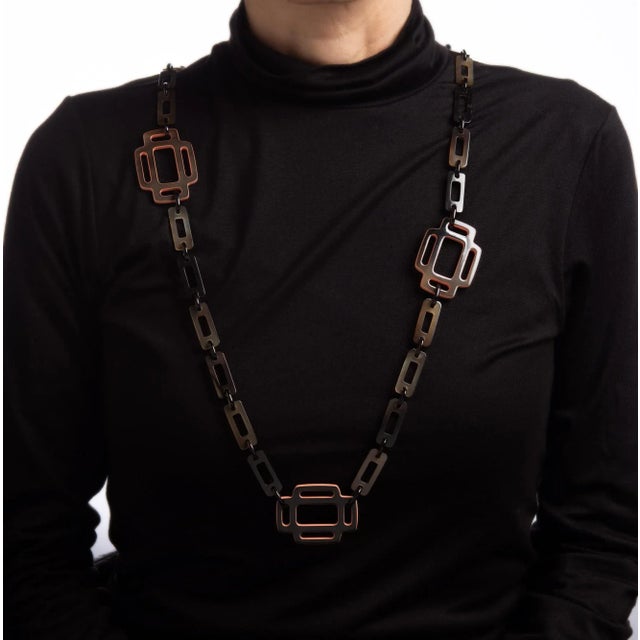 Pre-owned Hermes Attelage horn necklace with larger peach lacquered links. The necklace features polished horn links in a...