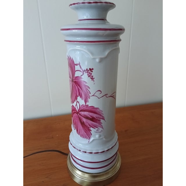 White Signed Hand‑Painted Ceramic Floral Lamp With Brass Accents – Vintage Studio Art For Sale - Image 8 of 17