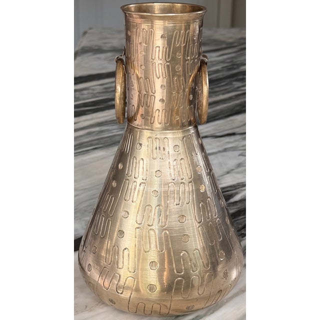 Val's Dollhouse is proud to present this vintage solid brass vessel from the Mid-Century era. Decorated in a modernist...