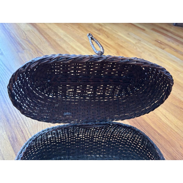 Mid 20th Century Vintage Hand-Woven Amish Kavli Wicker Storage Basket With Lid For Sale - Image 5 of 9