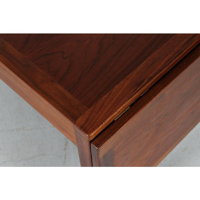 Mid-Century Modern Extendable Coffee Table 5362 in American Walnut with 2 Drop-Down Leaves by Fredericia Stolefabrik for Børge Mogensen, Denmark, 1970s For Sale - Image 3 of 7