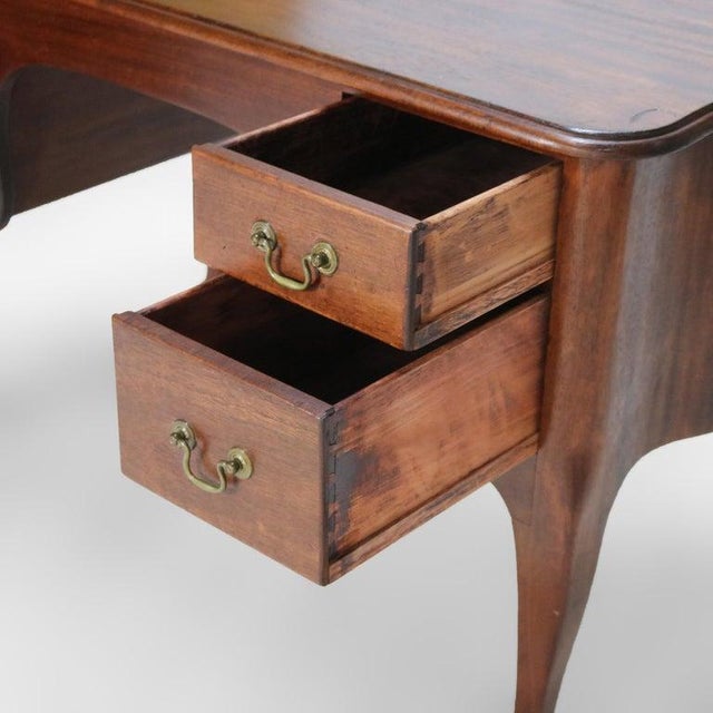 Antique Rj Horner Mahogany Serpentine Bombay Style Desk With Claw & Ball Feet For Sale - Image 9 of 17