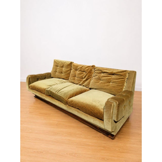 The green velvet upholstery embraces this sofa with irresistible elegance. The imposing wooden frame is a tribute to...