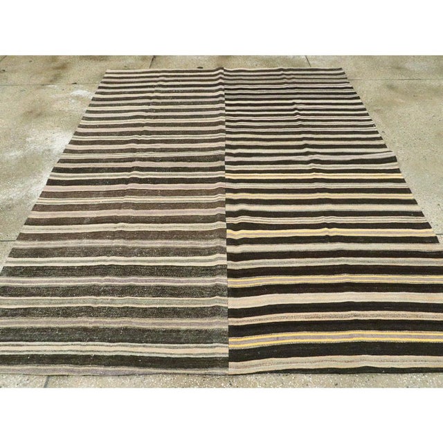 Mid 20th Century Galerie Shabab Collection Mid-20th Century Handmade Turkish Flat-Weave Kilim Rug in Charcoal and Cream For Sale - Image 5 of 10