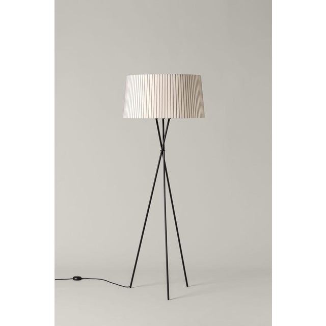 Diplomática trípode g5 floor lamp by santa & cole. Dimensions: d 62 x h 168 cm. Materials: metal, diplomática stripe...