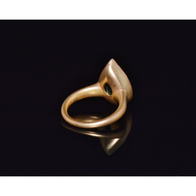 Gia Certified 5.25ct Natural Emerald Sculptural Bezel Solid 18k Gold Ring, Size 5.25 For Sale - Image 4 of 16
