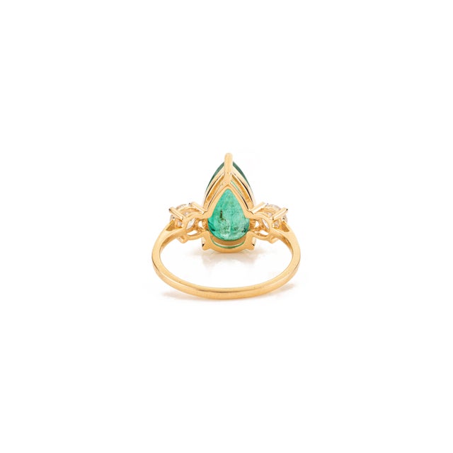 Metal Retro-Inspired 3.47Ct Pear Cut Emerald & Diamond Statement Ring Size 6 in 18k Gold For Sale - Image 7 of 14