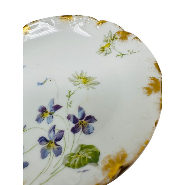 Late 19th Century Set of 4 Antique Haviland Limoges Saucers | Schleiger 453d Violets & Daisies Pattern | French Porcelain 1888-1896 For Sale - Image 5 of 10
