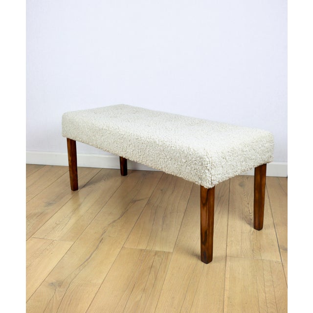 Beautiful vintage bench from the 90s, upholstered in beige boucle with long hair. A beautiful two- or three-seater vintage...
