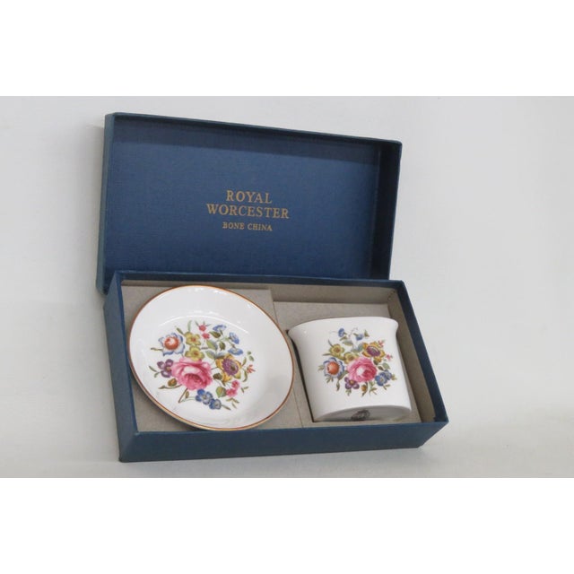 This lovely Small Dish & Vase Box Set is made of bone china. This set includes a Pin / Trinket Dish and a Posy Vase in the...