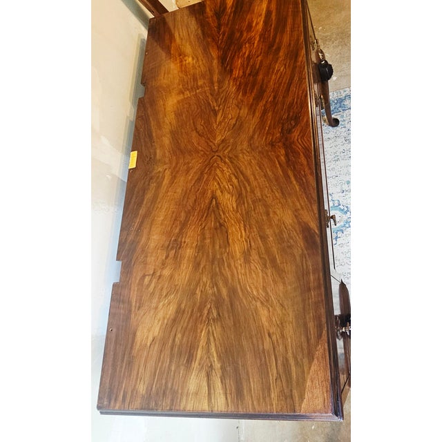 This extremely refined walnut veneer desk, inspired by the English Chippendale style, exudes elegance and lightness....