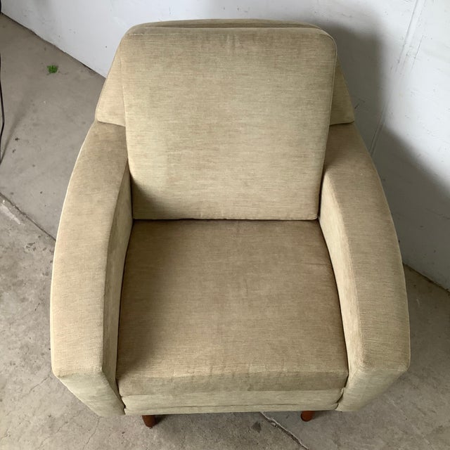 Vanilla Scandinavian Modern Lounge Chair and Ottoman — Faceted Back, Walnut Legs, Recently Reupholstered, 1960s For Sale - Image 8 of 16